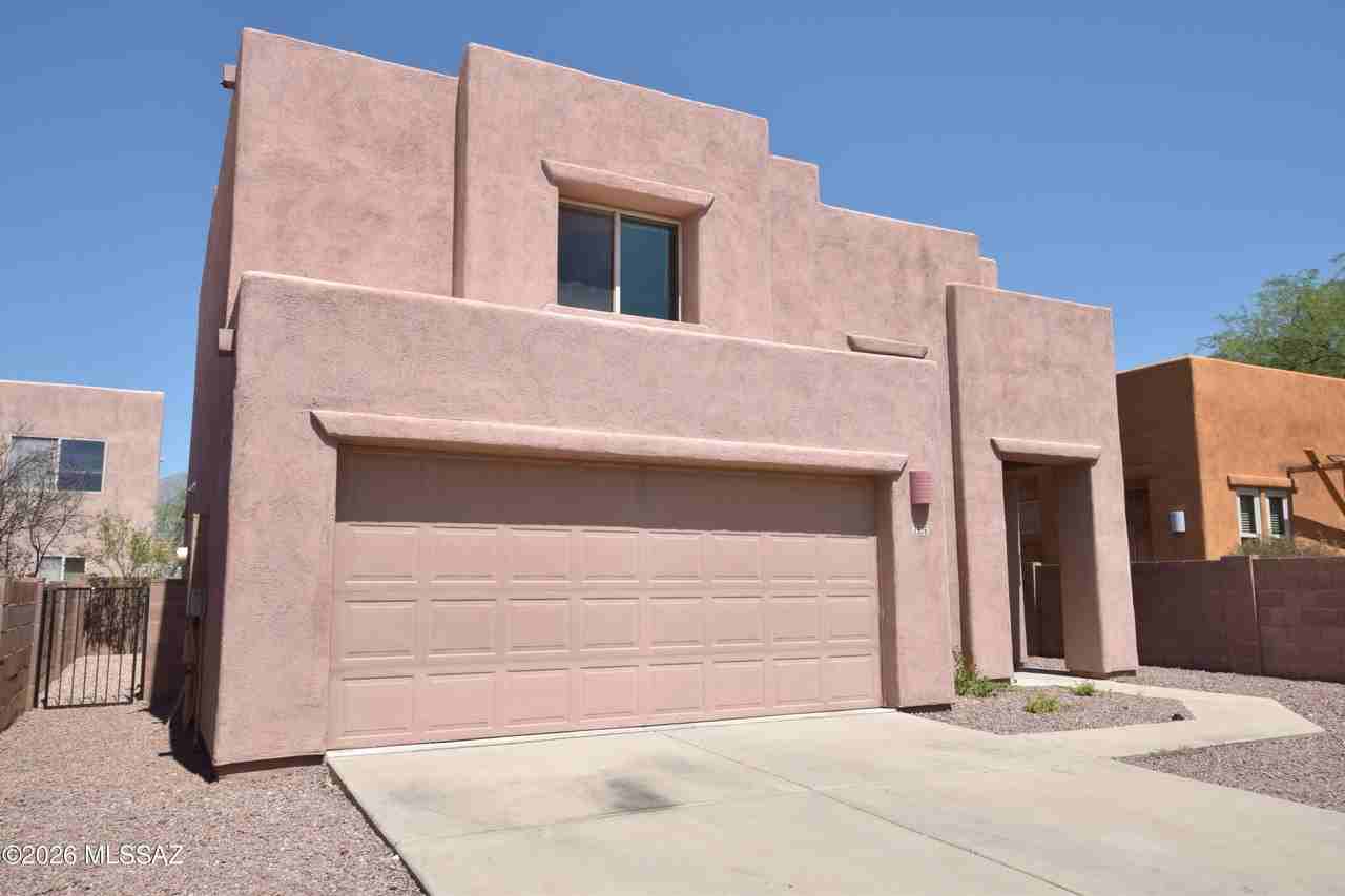 2926 N Cardell Cir - Photo 2 of 32