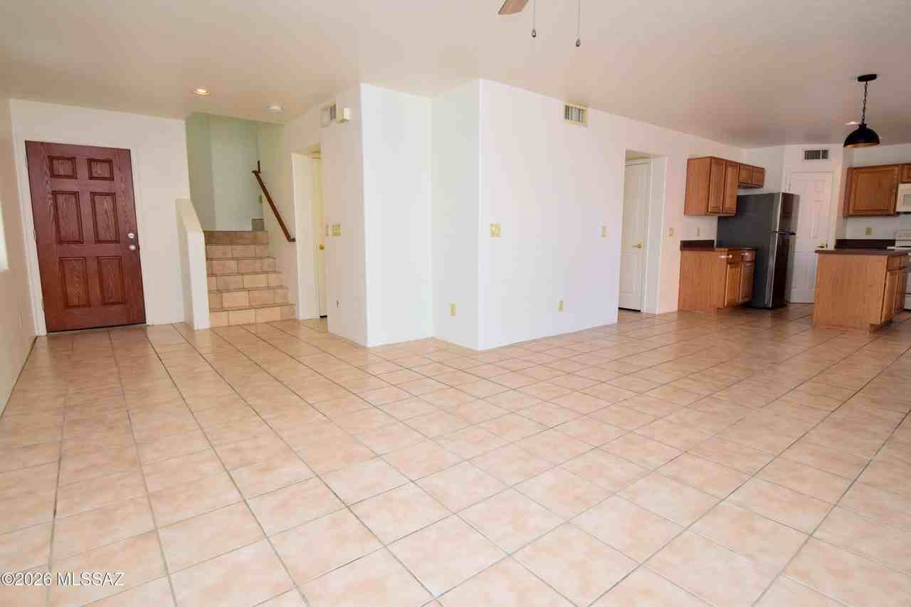 2926 N Cardell Cir - Photo 3 of 32