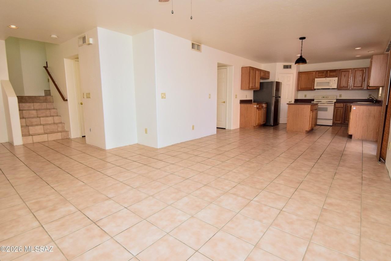 2926 N Cardell Cir - Photo 4 of 32