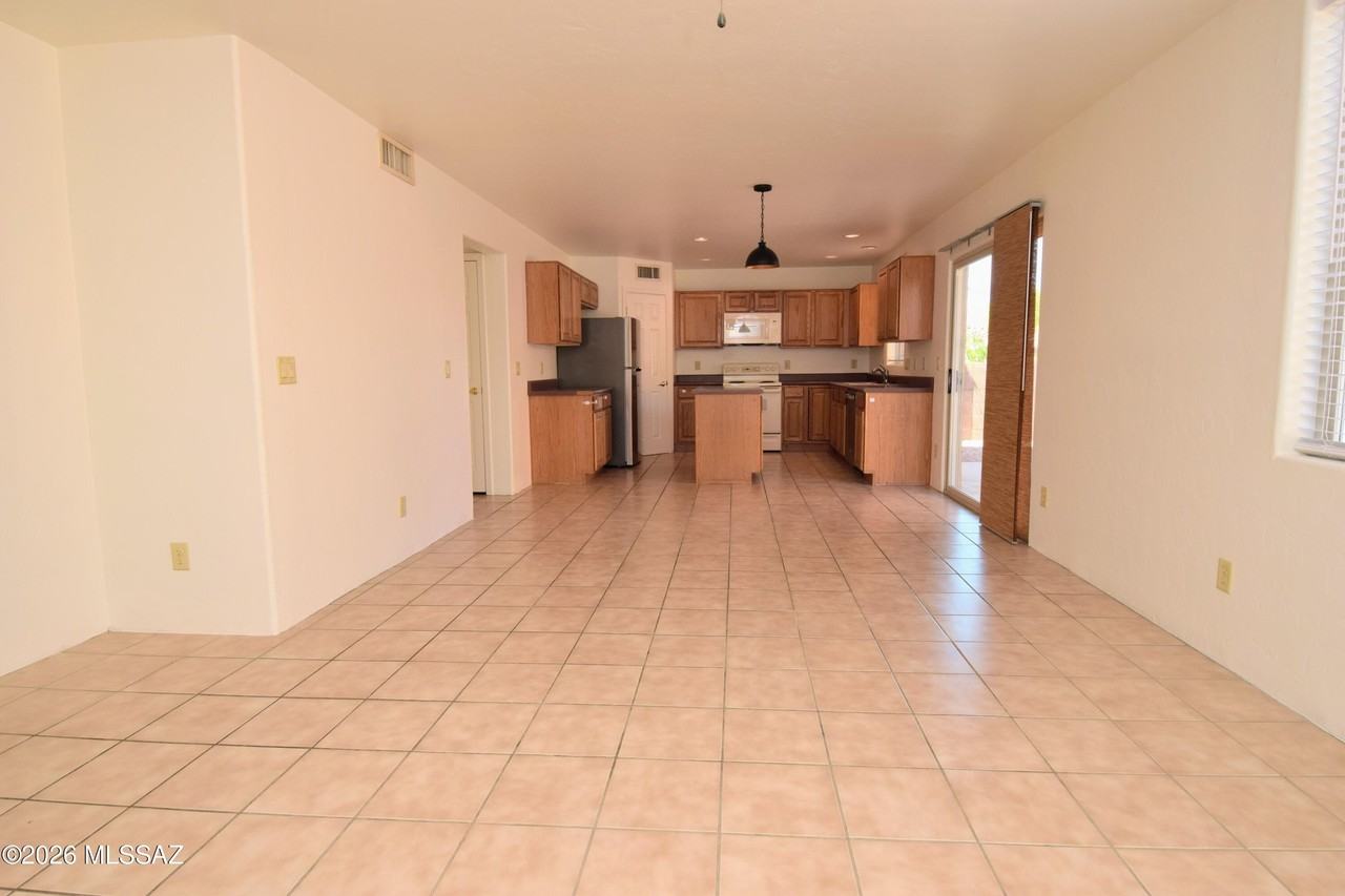 2926 N Cardell Cir - Photo 5 of 32