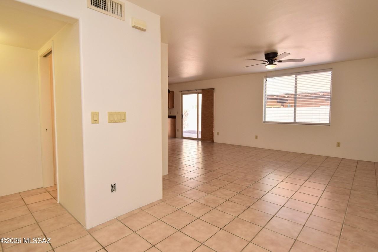 2926 N Cardell Cir - Photo 7 of 32