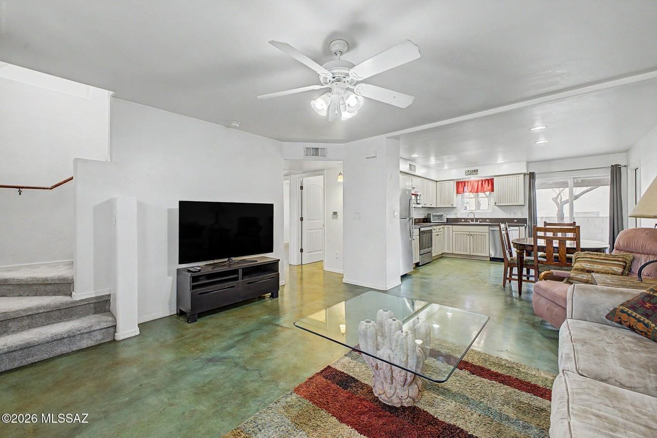 744 E Adams St - Photo 5 of 35