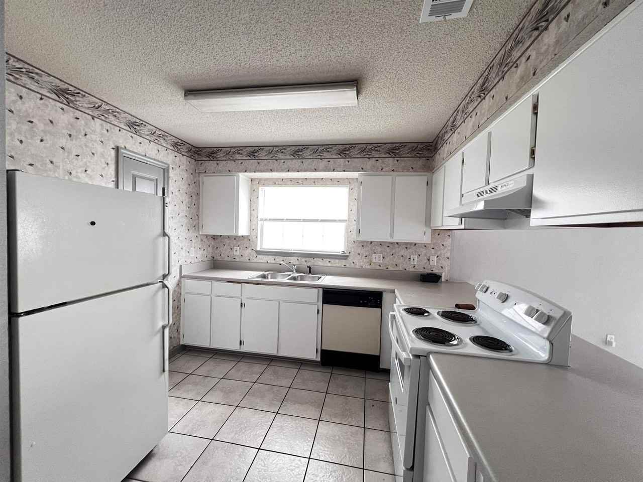 1406 Golden Park Ct - Photo 6 of 20