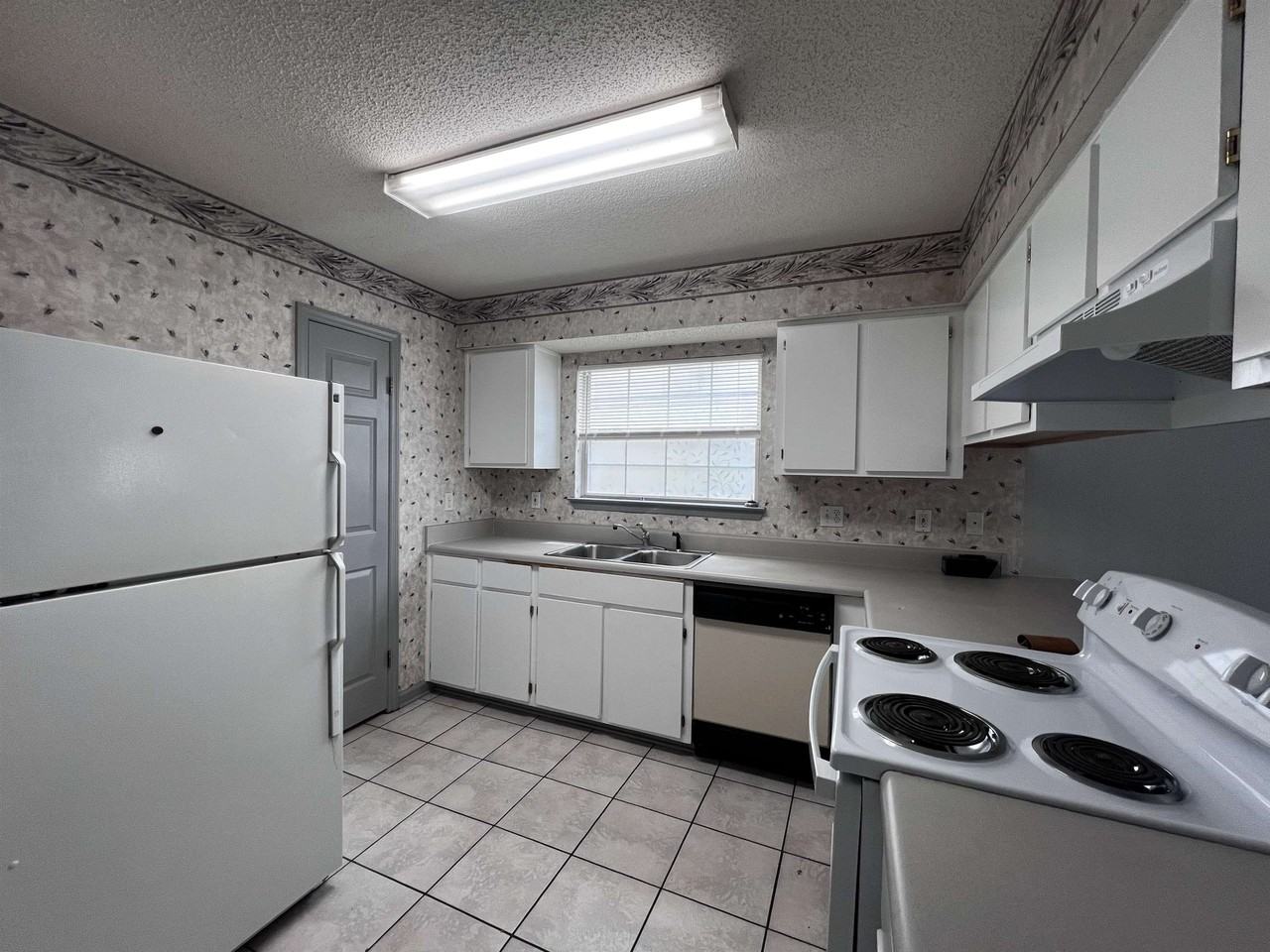 1406 Golden Park Ct - Photo 7 of 20