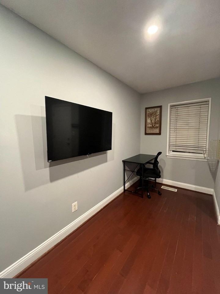 1442 Independence Ave Se #1 - Photo 4 of 17