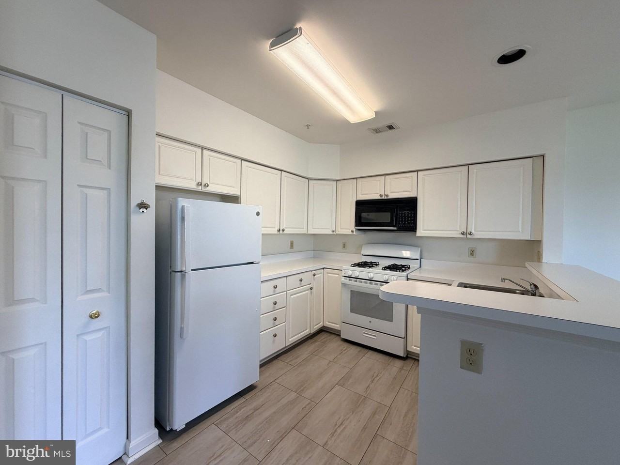 306 Gatehouse Ln #I - Photo 3 of 12