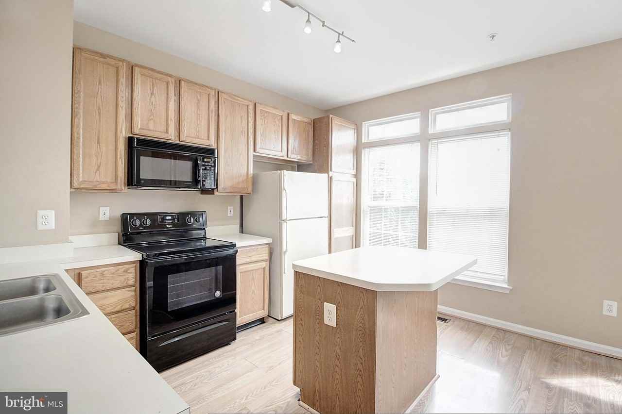 586 Eisenhower Dr - Photo 4 of 19