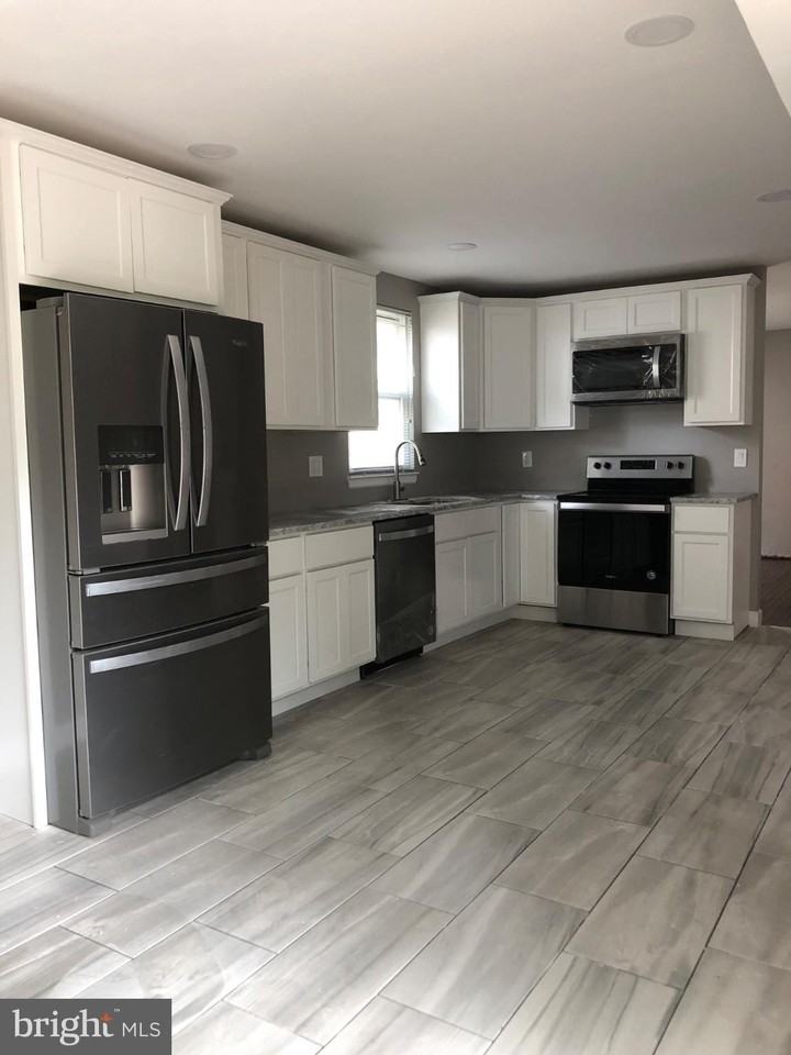 6031 Flywheel Ct - Photo 5 of 10