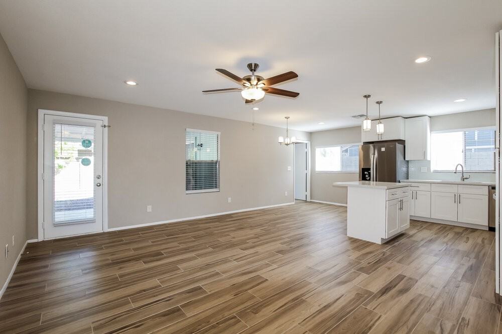 11239 N 65th Ave - Photo 3 of 16