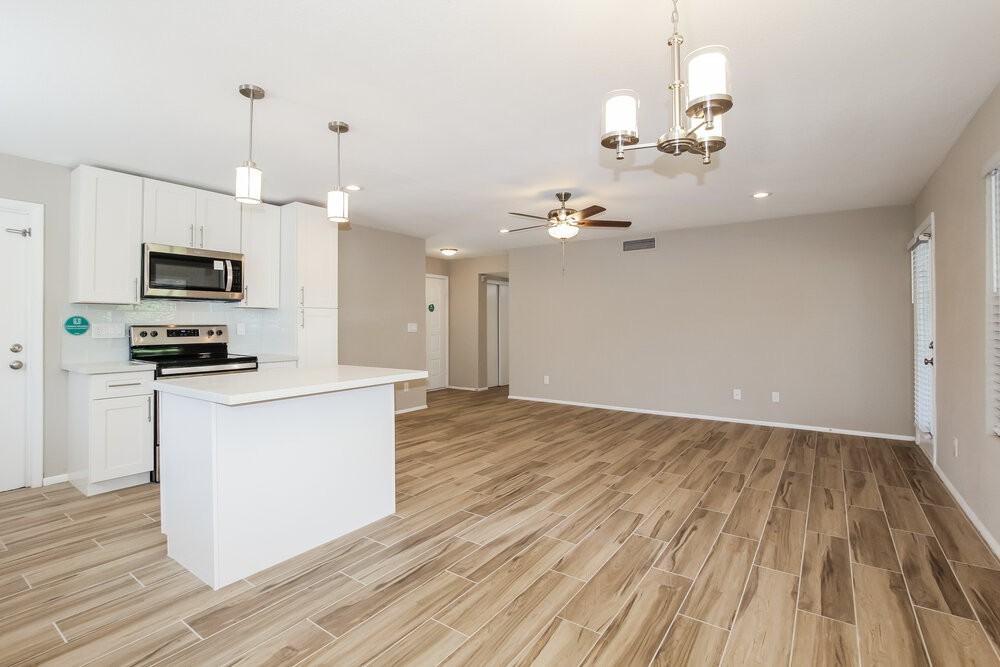 11239 N 65th Ave - Photo 4 of 16