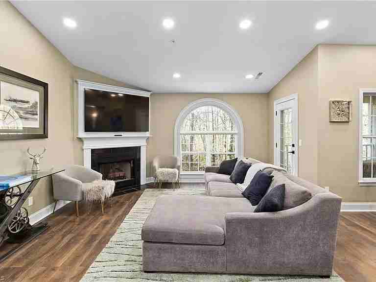 131 James Rd - Photo 5 of 20
