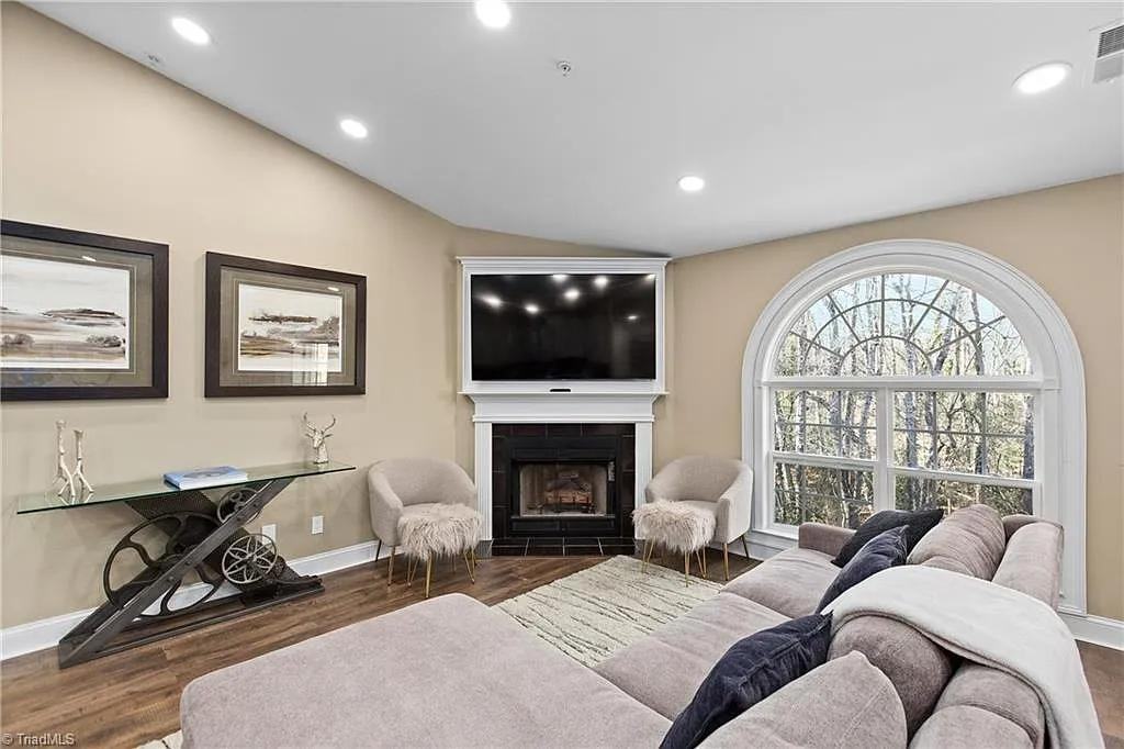 131 James Rd - Photo 7 of 20