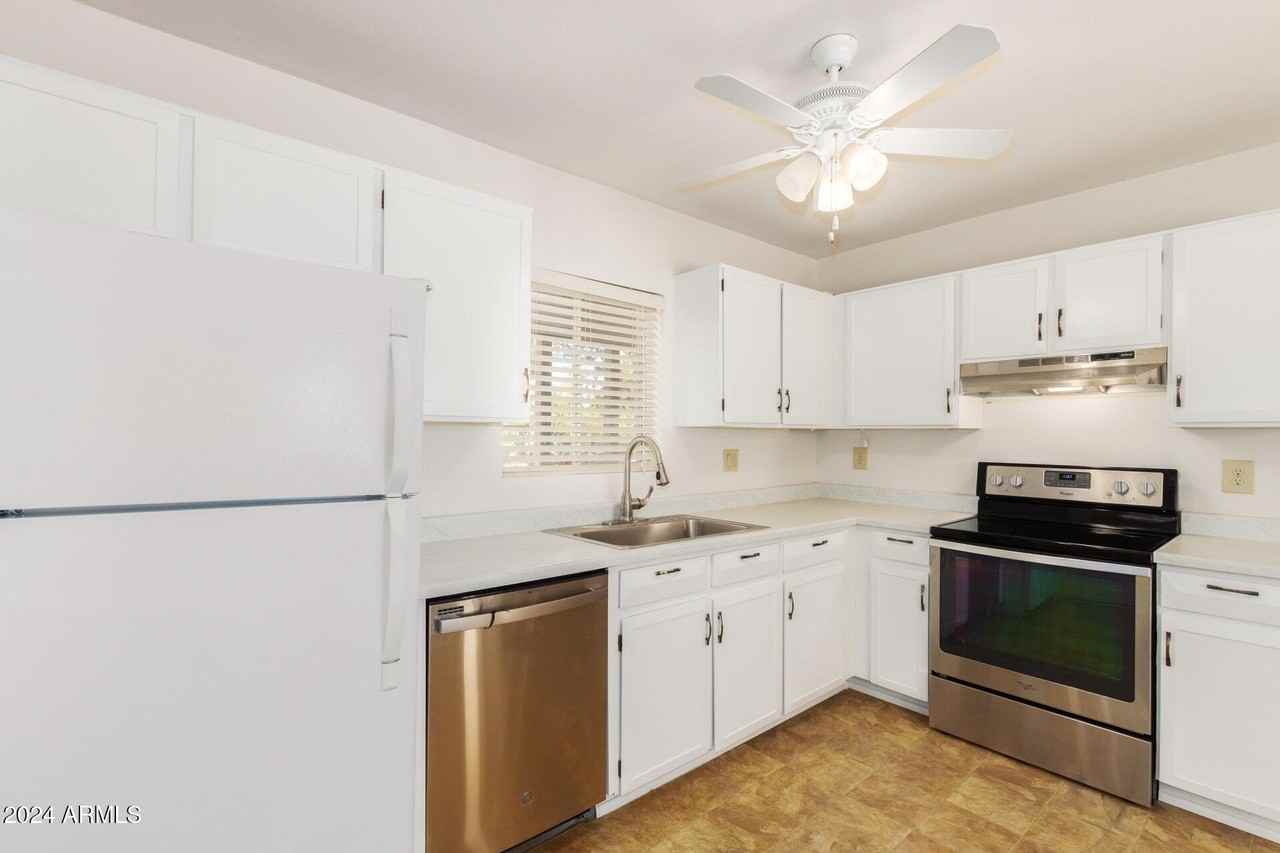 15611 N 23rd Pl - Photo 5 of 20