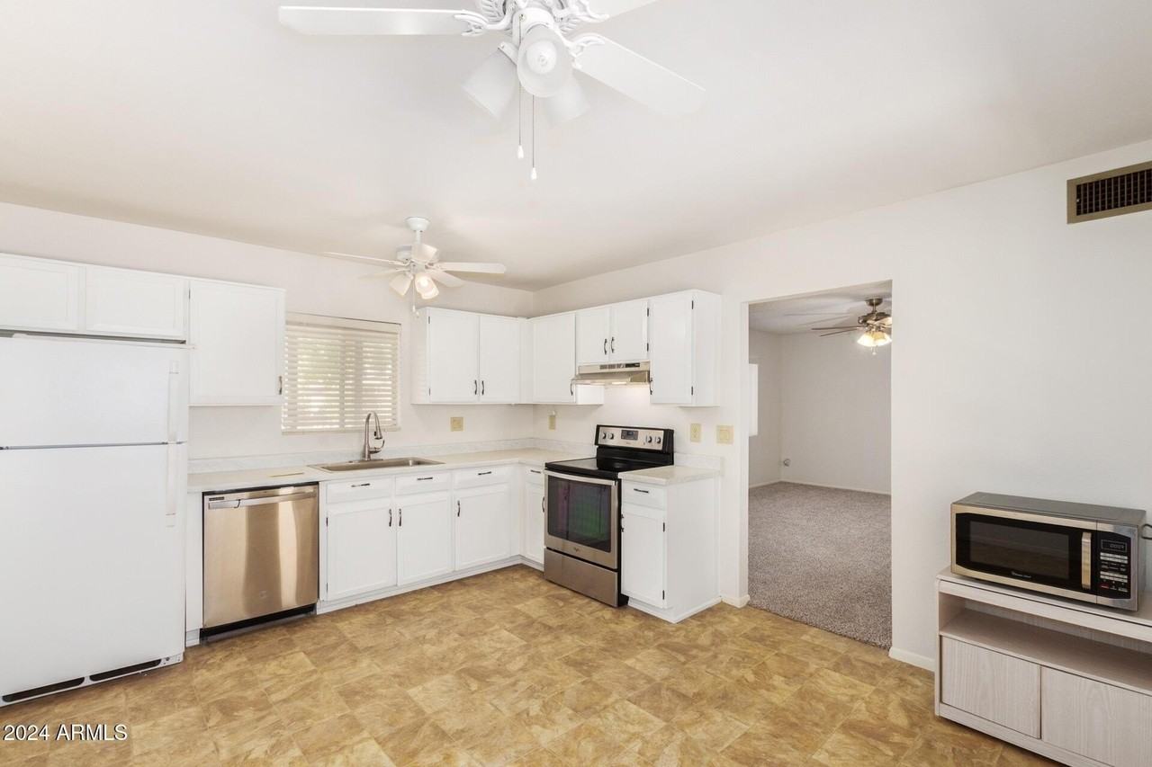 15611 N 23rd Pl - Photo 6 of 20