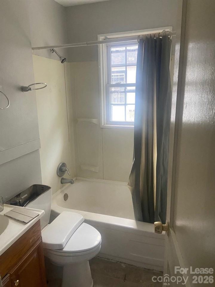 430 Skyland Ave - Photo 5 of 6