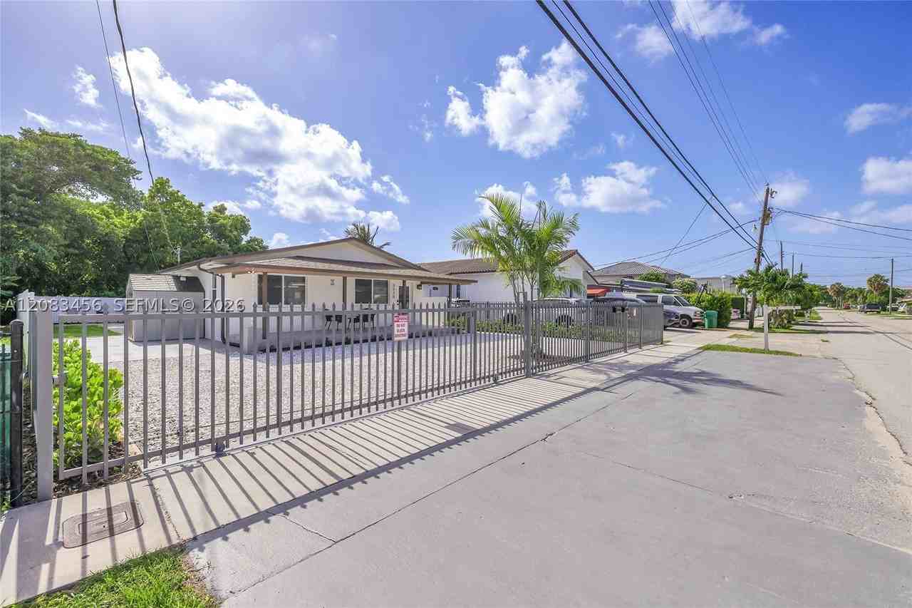 3520 Sw 88th Pl #1 - Photo 5 of 36