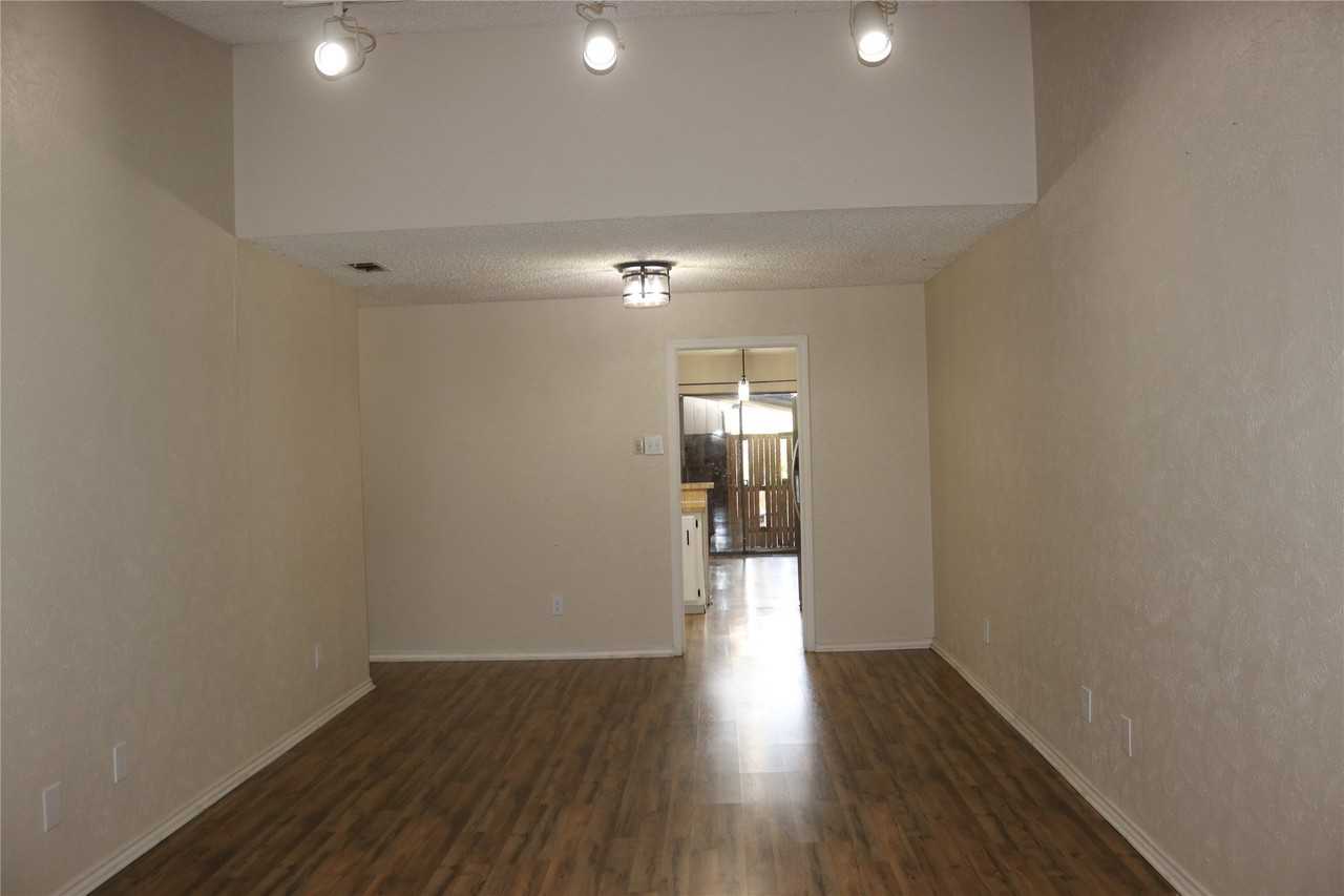 1515 Cherrycrest St - Photo 7 of 28