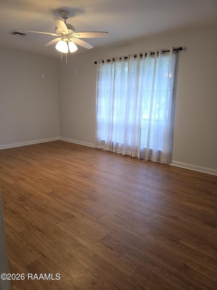 203 Elmwood Dr - Photo 2 of 10