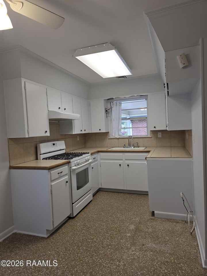 203 Elmwood Dr - Photo 4 of 10