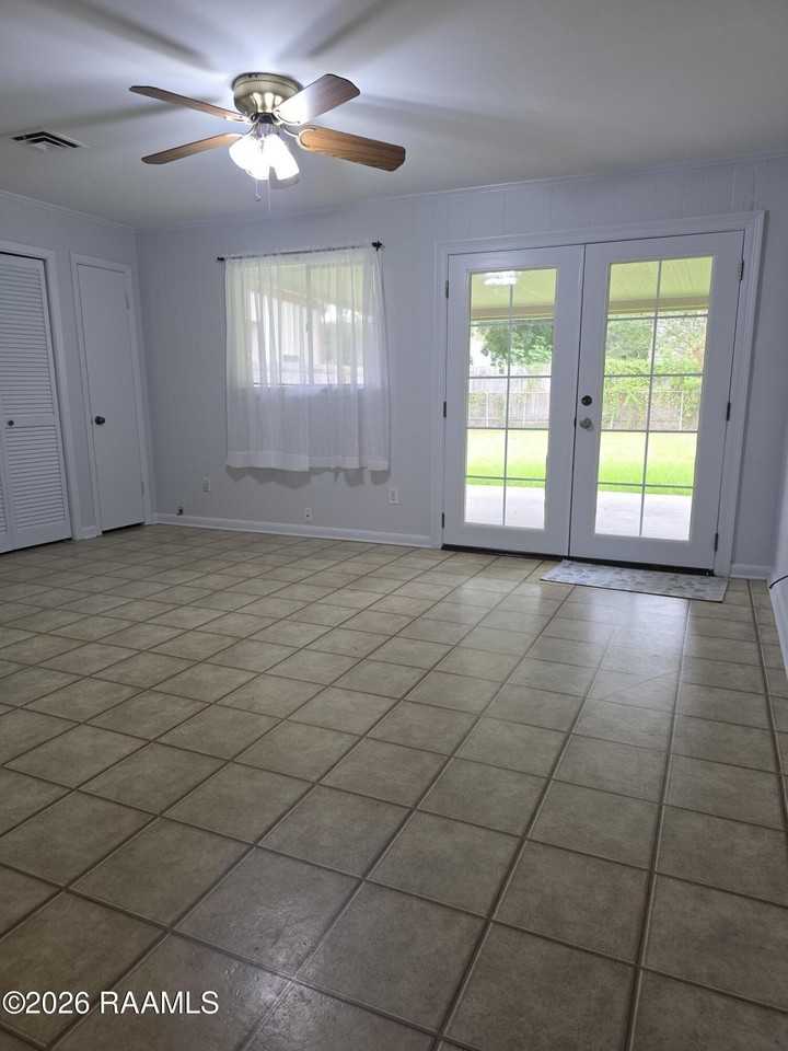 203 Elmwood Dr - Photo 5 of 10