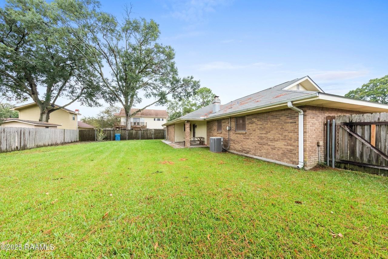 102 Wisteria Dr - Photo 4 of 32