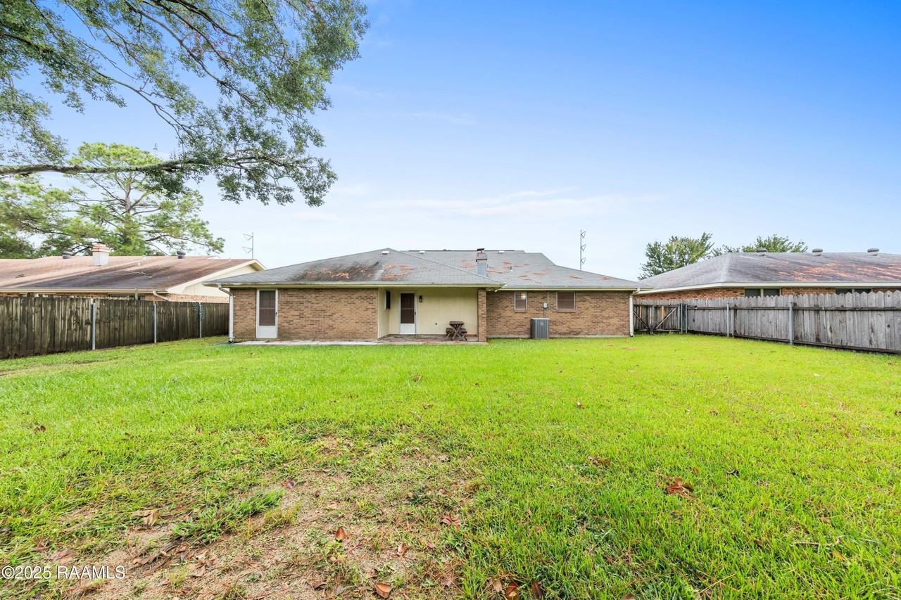 102 Wisteria Dr - Photo 6 of 32
