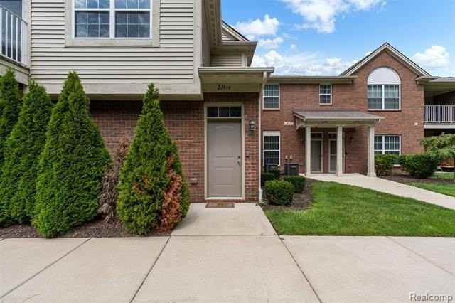21914 Aberdeen Dr #30 - Photo 4 of 40