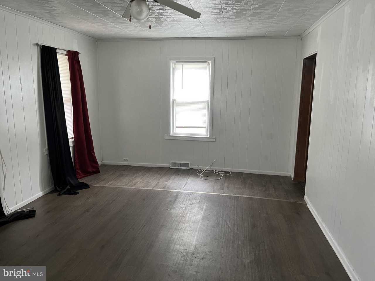 207 S Main St - Photo 4 of 9