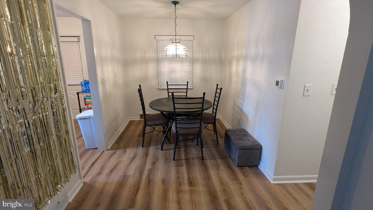 18 Steinway Ave - Photo 4 of 27