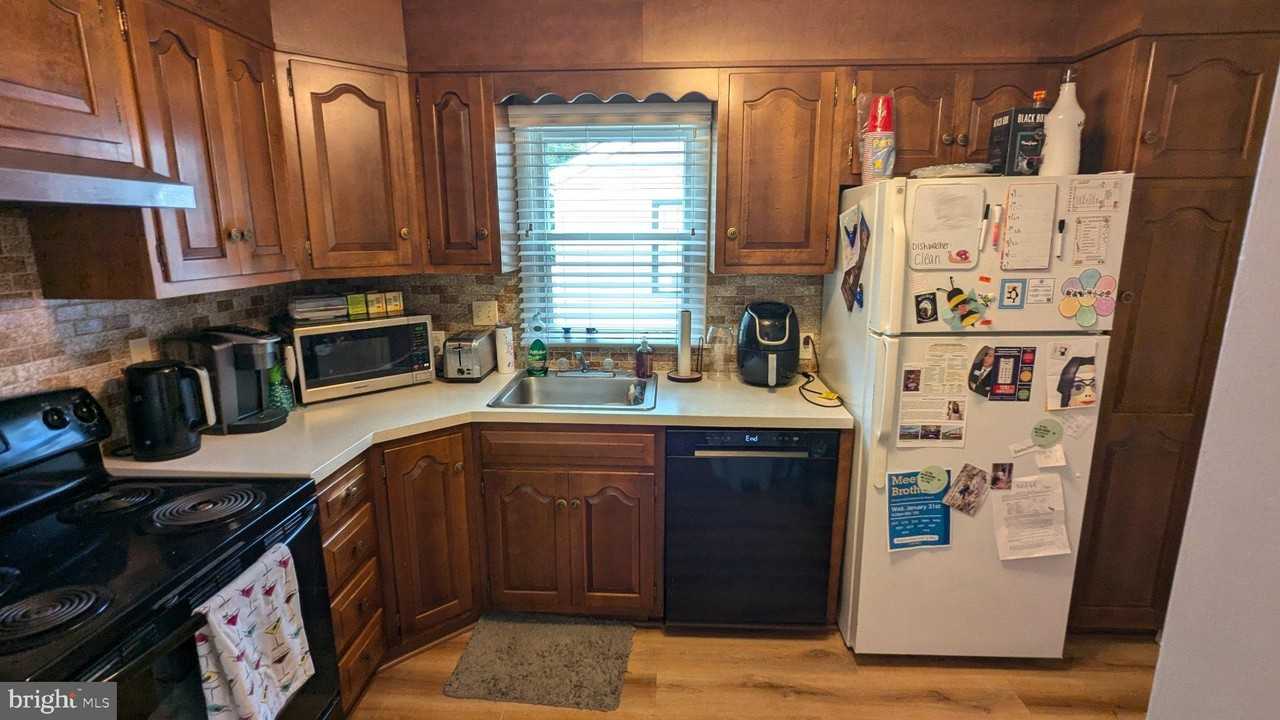 18 Steinway Ave - Photo 6 of 27
