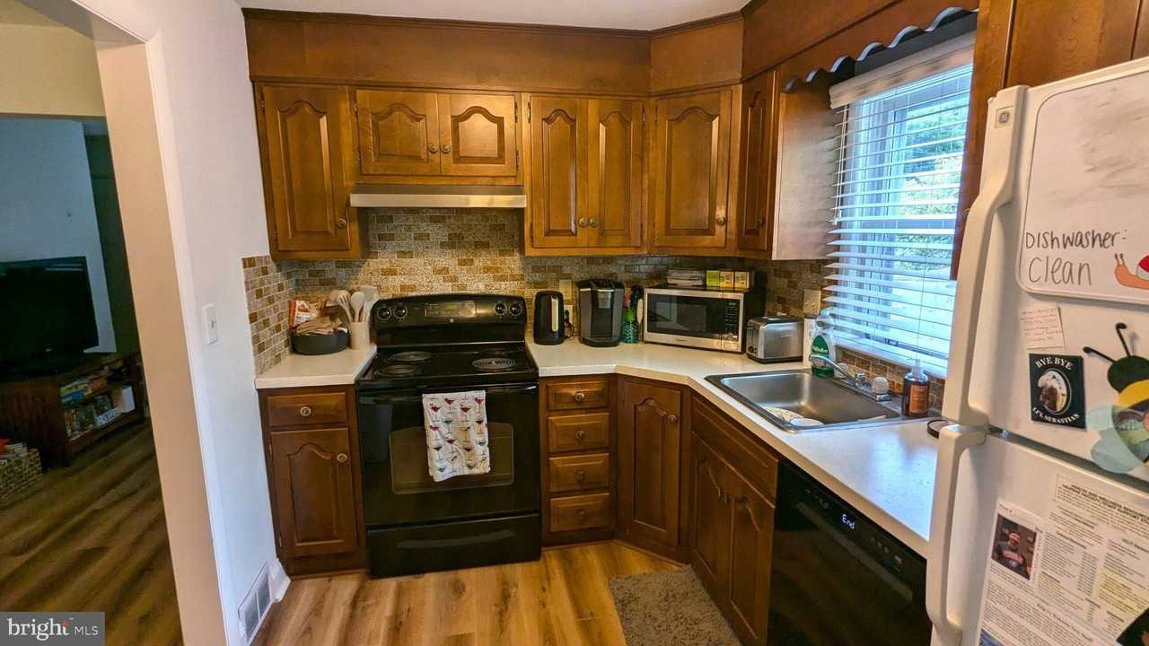 18 Steinway Ave - Photo 7 of 27