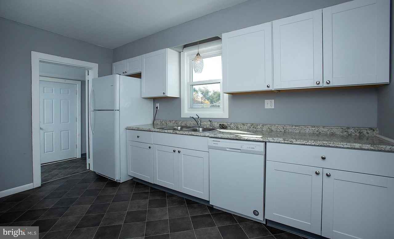 340 S Wood St - Photo 6 of 34