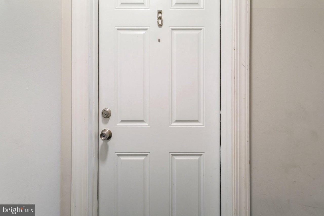 112 N Swarthmore Ave #5 - Photo 3 of 19