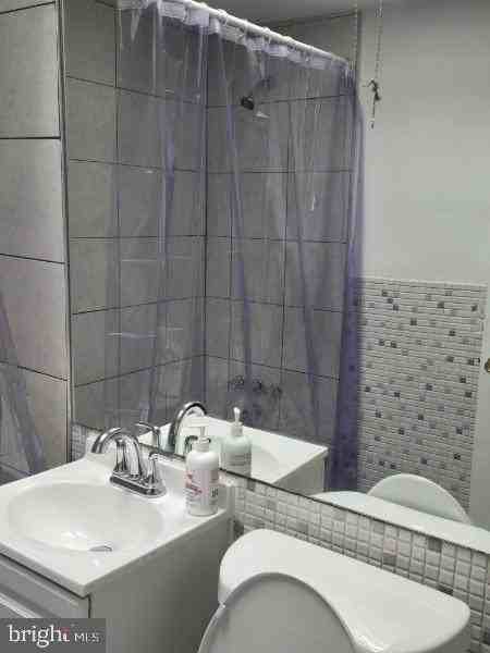 6826 Regent St - Photo 6 of 14
