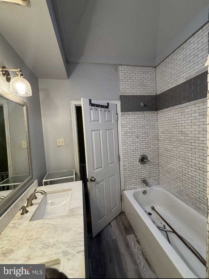 6205 Spruce St - Photo 4 of 17