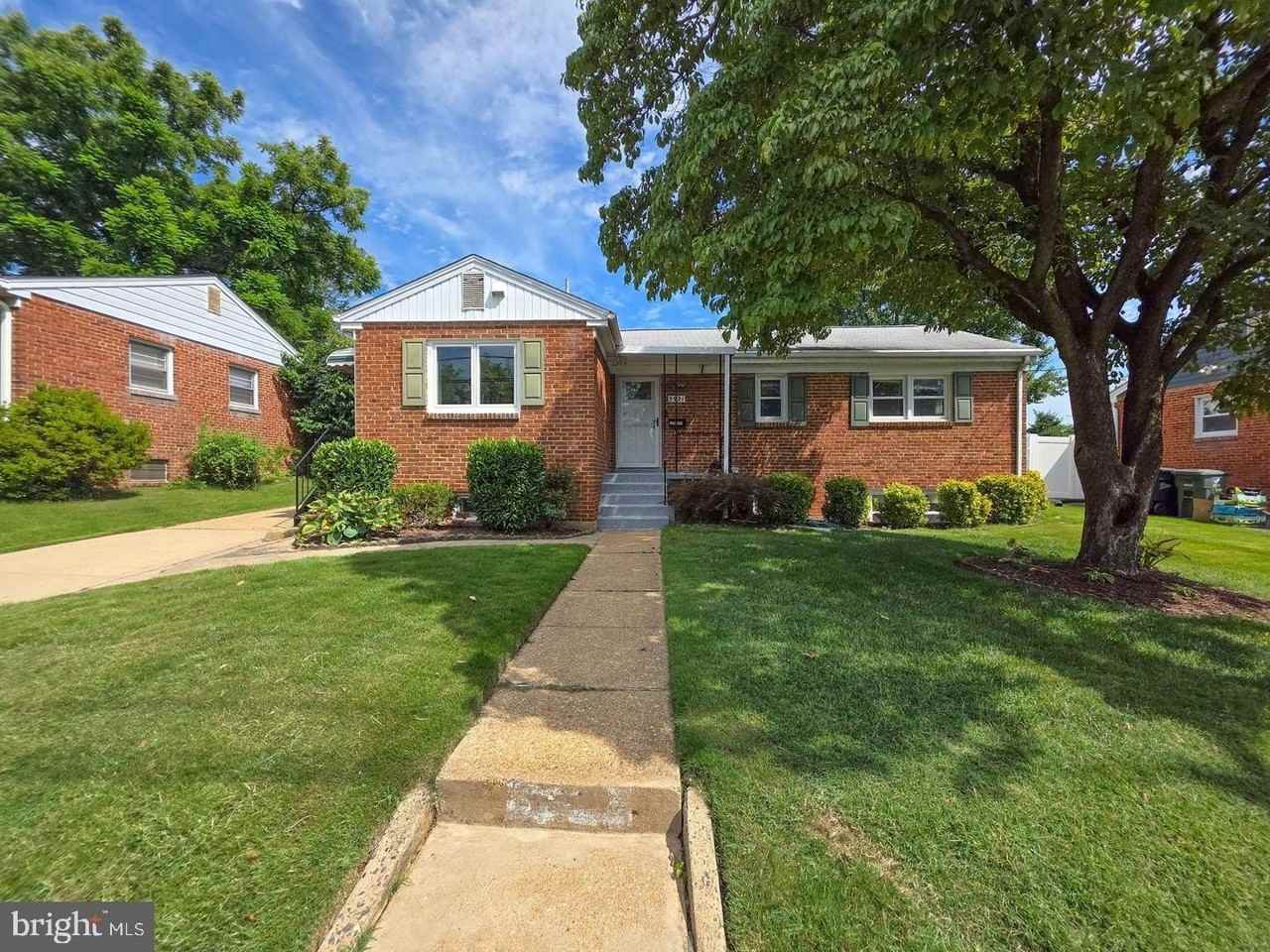5921 Arlington Blvd - Photo 3 of 33