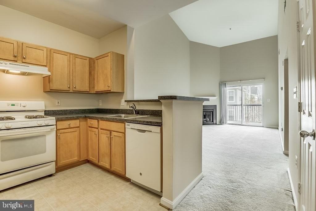 5172 William Colin Ct Apt K - Photo 5 of 31