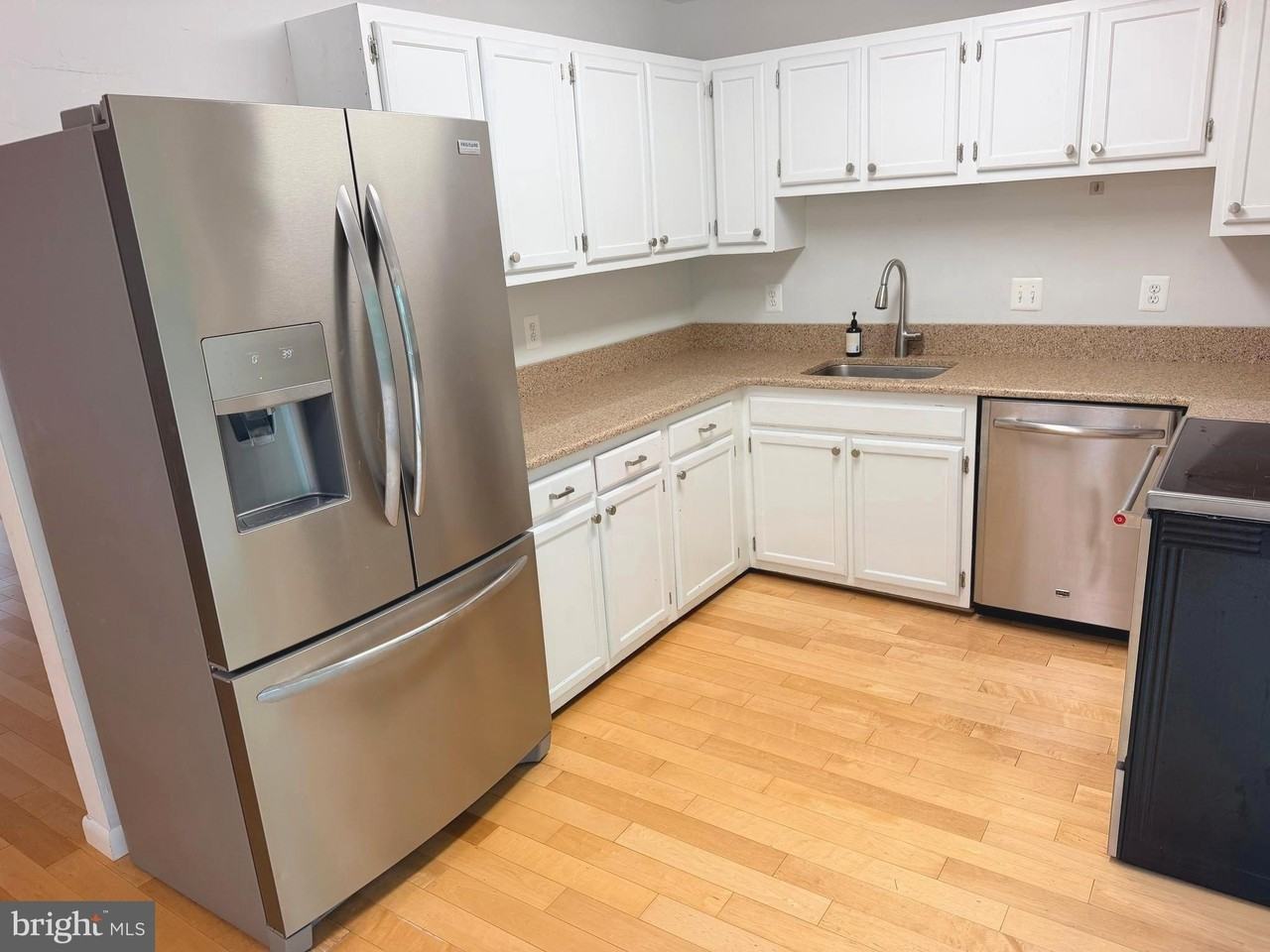 6062 Hollow Hill Ln - Photo 6 of 35