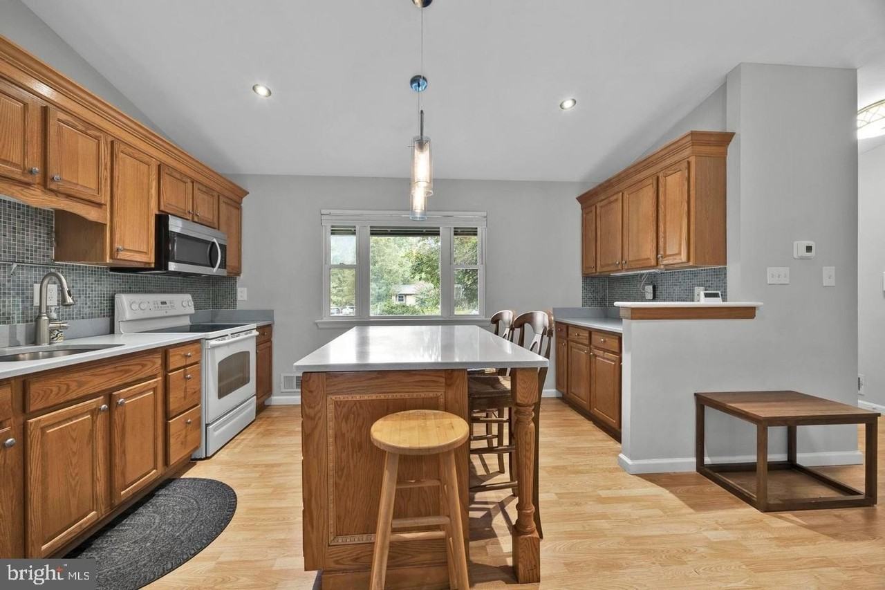 1002 Charlton Pl - Photo 3 of 50