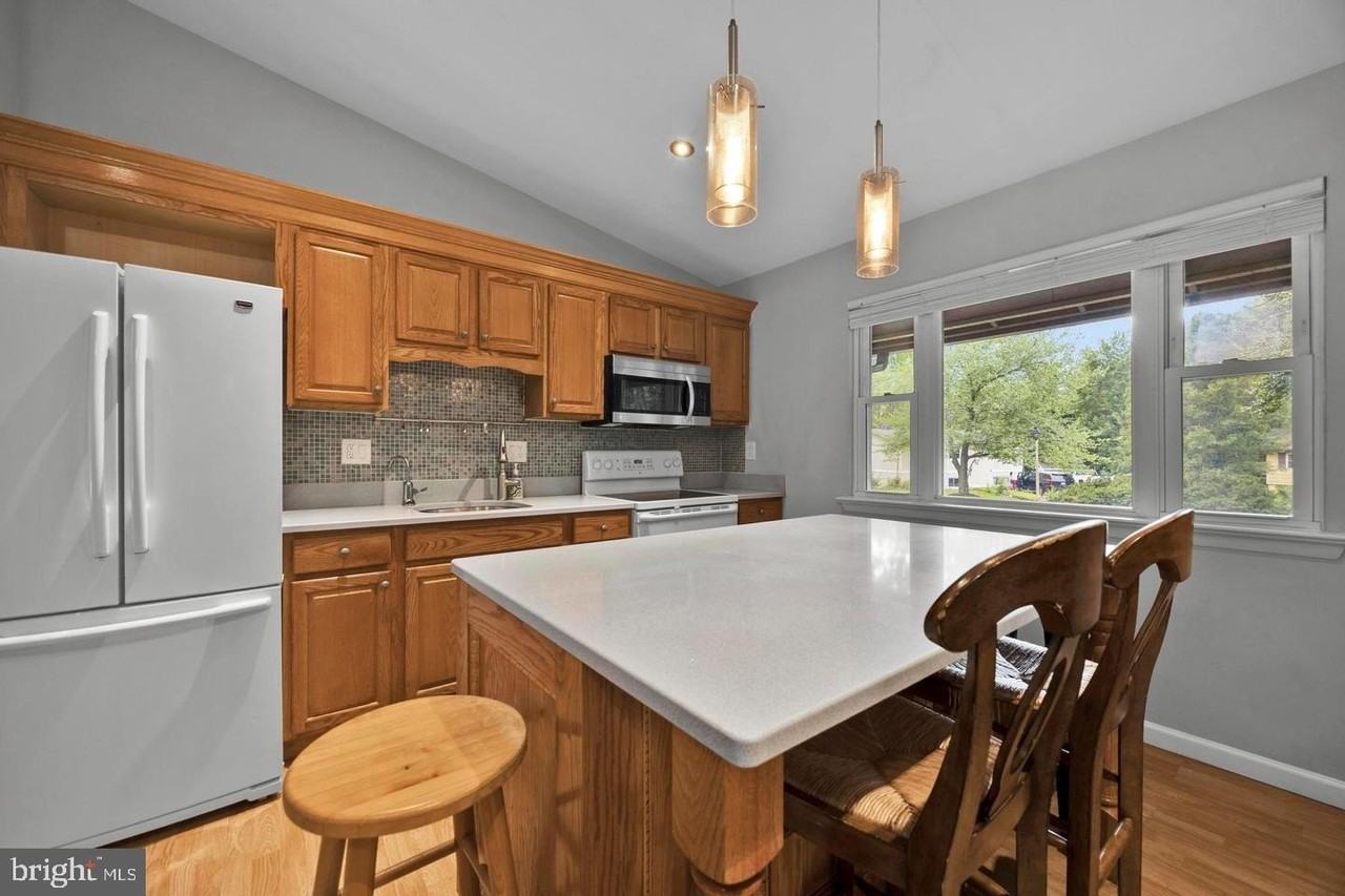 1002 Charlton Pl - Photo 4 of 50