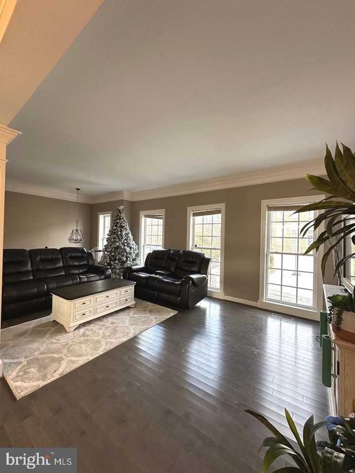 8441 Kirby Lionsdale Dr - Photo 4 of 26