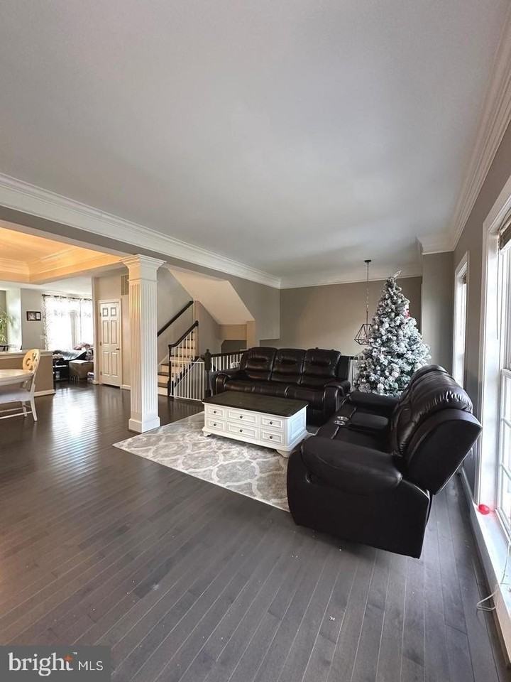 8441 Kirby Lionsdale Dr - Photo 5 of 26