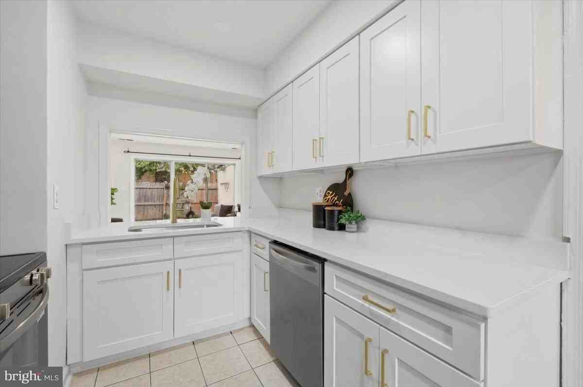 8141 Kingsway Ct #289 - Photo 5 of 25