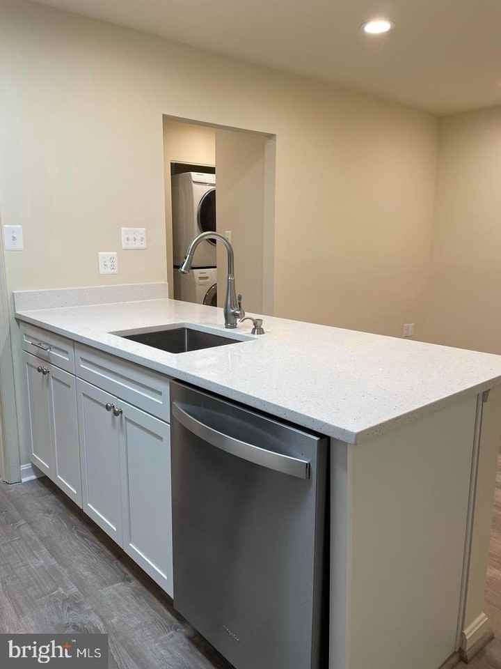 322 Lancaster Sq #322 - Photo 6 of 13