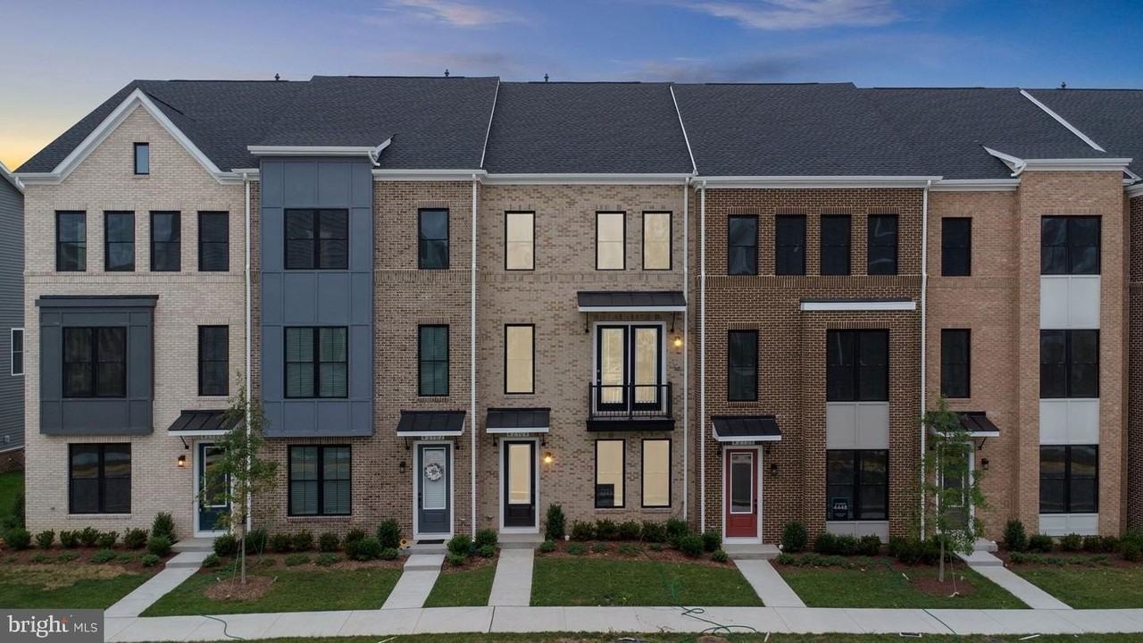 42104 Picasso Sq - Photo 2 of 31