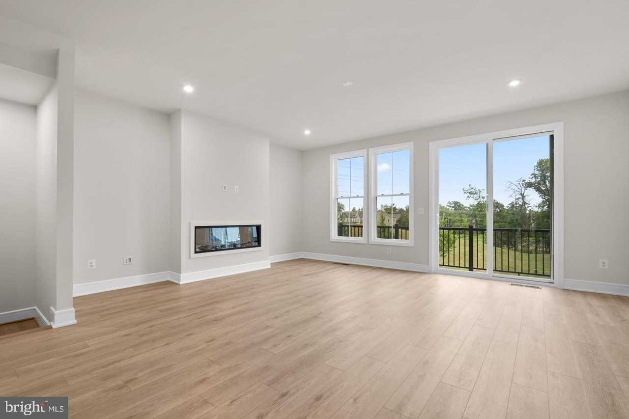 42104 Picasso Sq - Photo 4 of 31