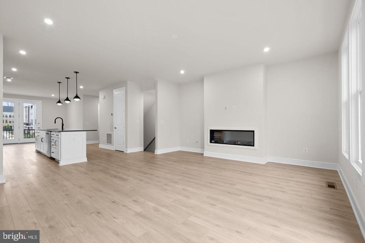 42104 Picasso Sq - Photo 5 of 31