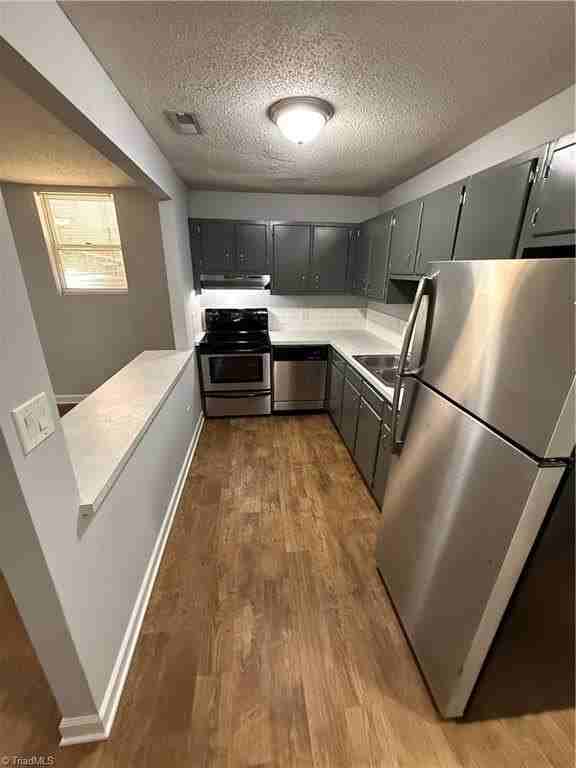 1416 Glade St #9 - Photo 6 of 10