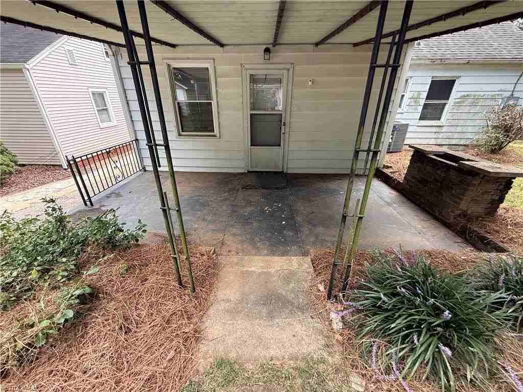 2363 Jefferson Ave - Photo 4 of 19