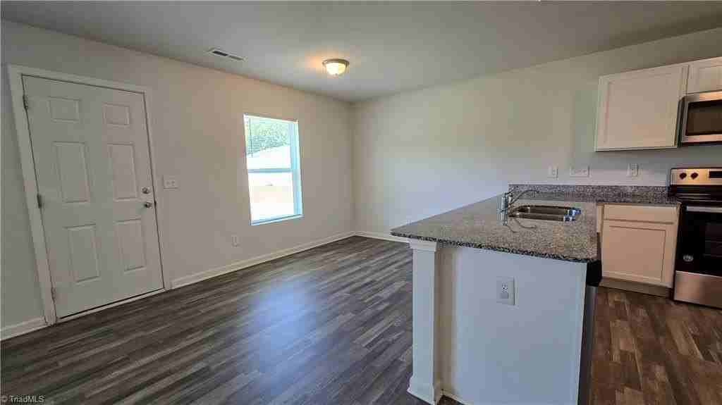 1810 S Hill Ave - Photo 3 of 14